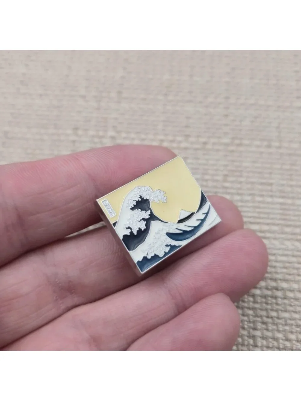 The Great Wave off Kanagawa Enamel Pin - Hokusai Japanese Art A7353 - Picture 2 of 5